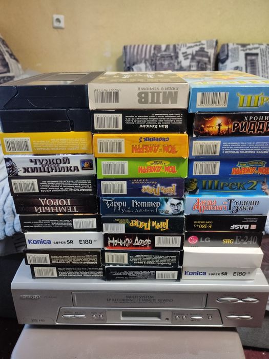 Видеомагнитофон Sharp и 30 касет