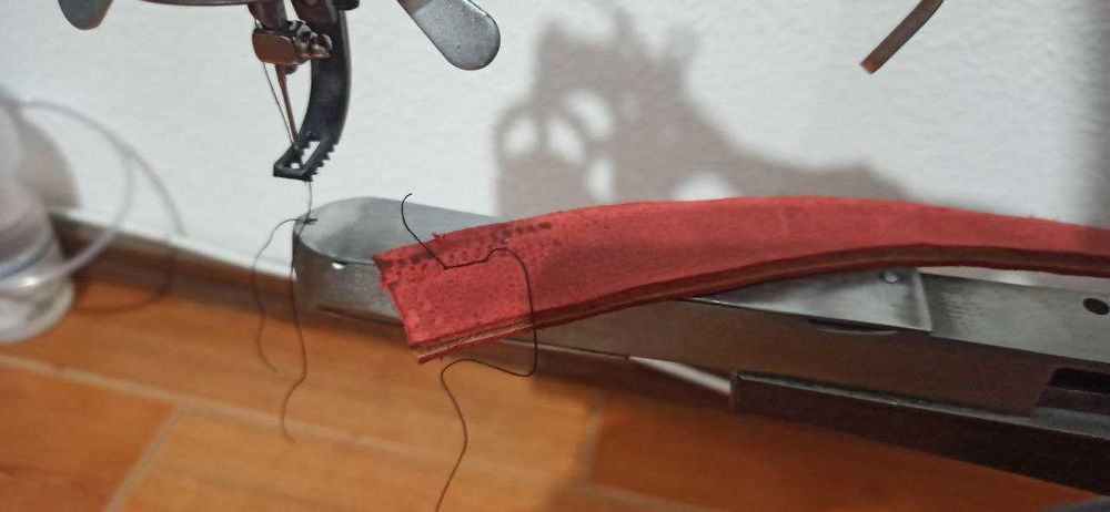 máquina de costura manual para couro.  novo
