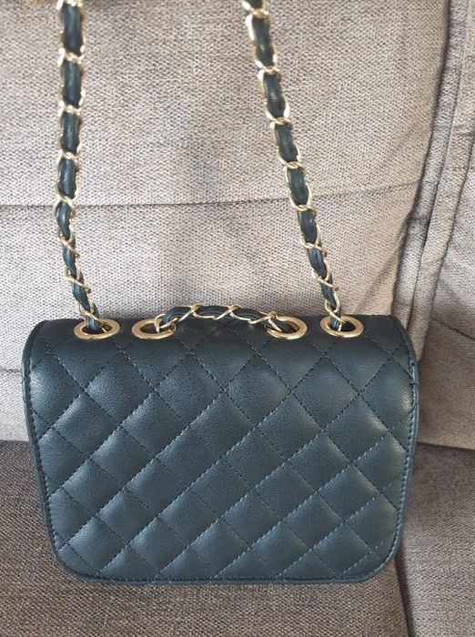 Mała torebeczka czarna listonoszka pikowana nowa