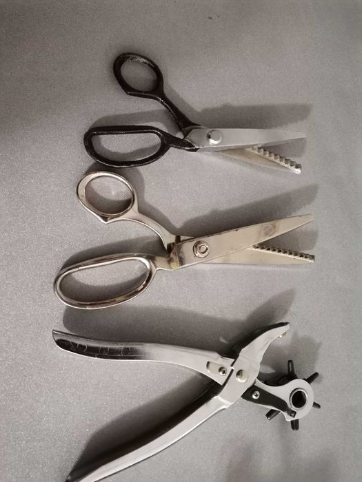 2 Tesouras e 1 furador (papel e tecido)