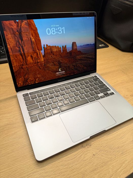 Macbook pro 13 M1 8/256 [Ідеал + чохол]