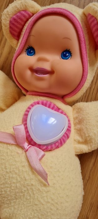 Fisher Price lalka że świecącym sercem serduszkiem.