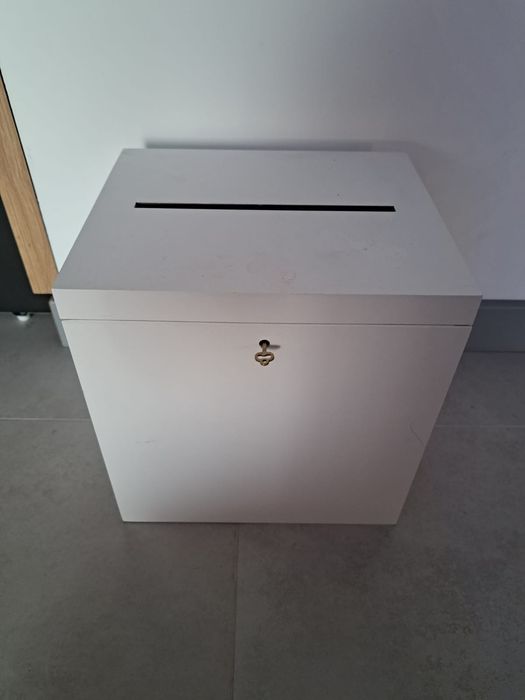 Biała skrzynka na koperty z kluczem