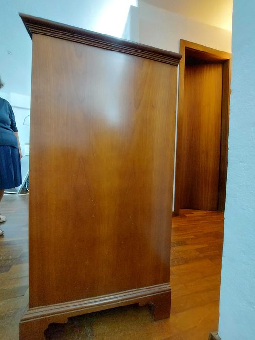 Movel de TV em madeira com 2 portas e arrumação