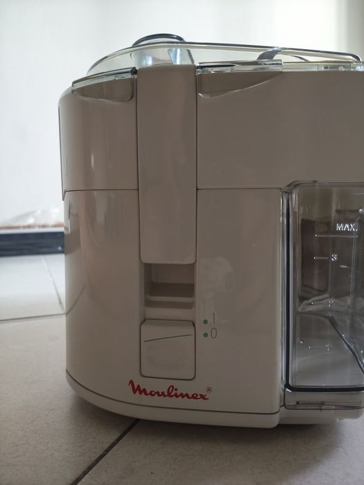 Máquina de sumos Moulinex pequena e compacta, nova