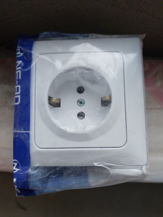 Розетка одинарна Aras з заземленням