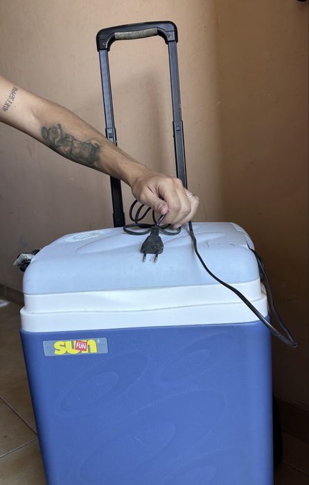 Arca congeladora transportavel com ligação elétrica
