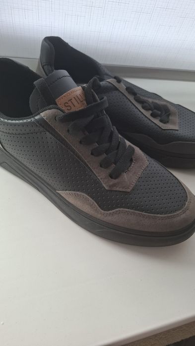 Кросівки чоловічі