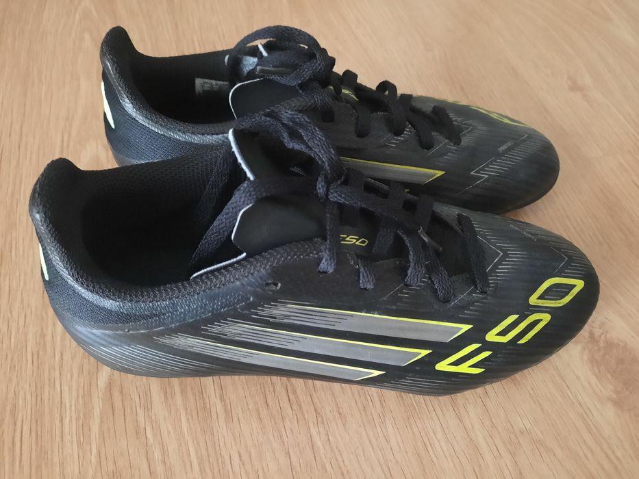 Chuteiras f50 adidas, pouco usadas n°36 em bom estado. Transporte a cargo do comprador.
