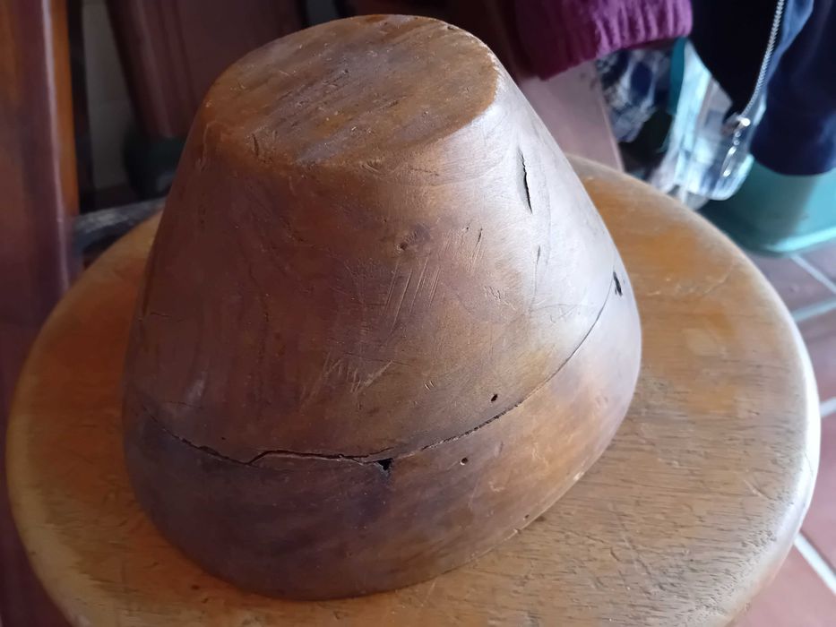 Formas / moldes  antigos em madeira de chapelaria