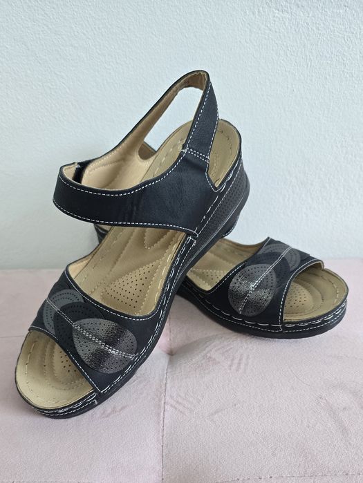 Sandalia nova em azul e preto. Tam 38