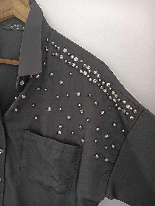Camisa preta com pedraria