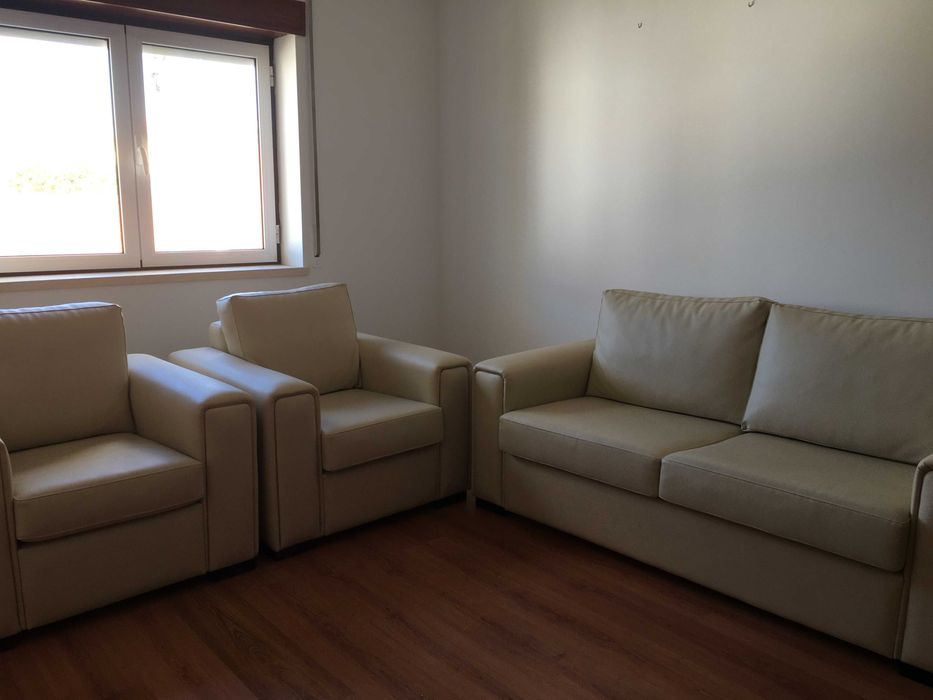 Conjunto sofá e poltronas