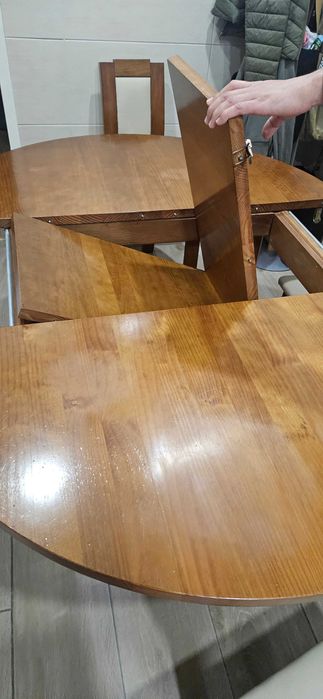 Mesa extensível  em Cerejeira com 5 cadeiras