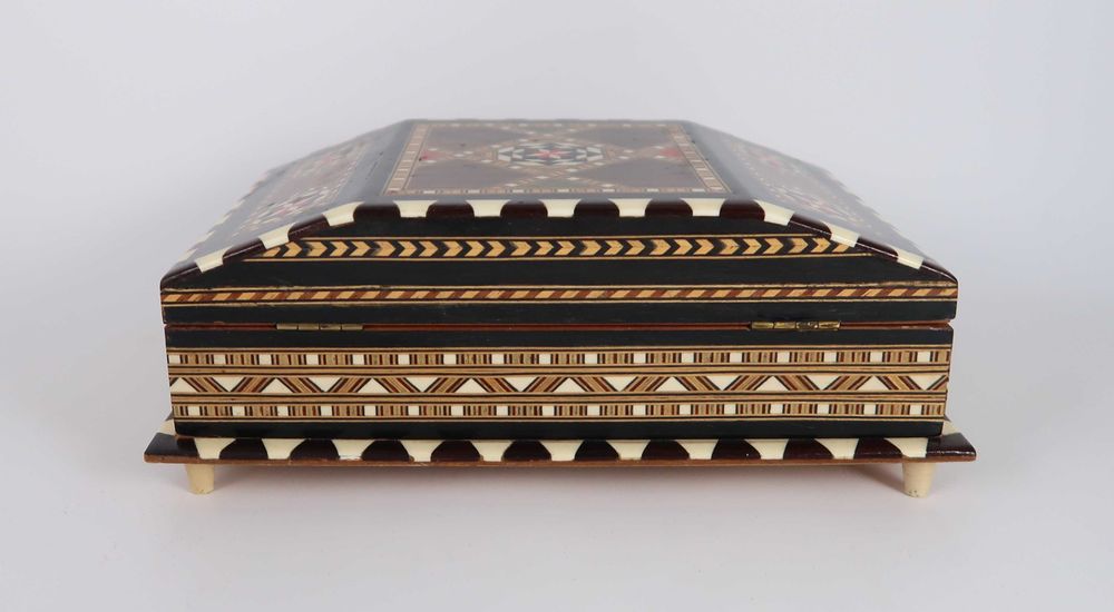 Caixa multifacetada em marchetaria