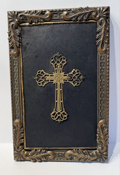 Antiga imagem de cruz filigrana em latão emoldurada