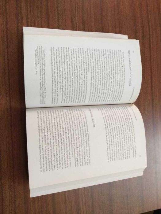 O Erro de Descartes
Emoção, razão e cérebro humano