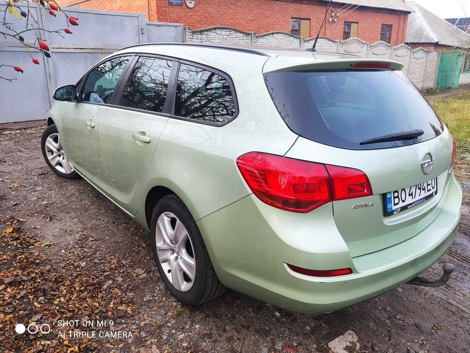 ПРОДАМ Опель Астра J 2011 года