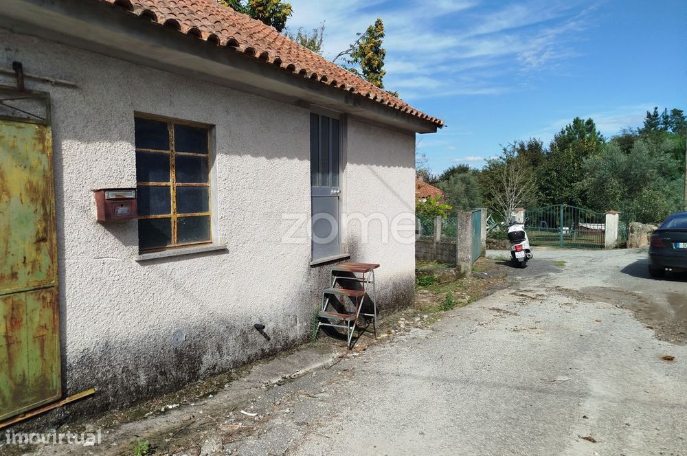 Prédio, armazém com quintal, terreno e garagem – Vilar de Besteiros... — Vilar De Besteiros E Mosteiro De Fráguas, Viseu