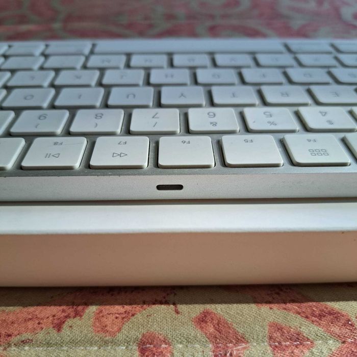 Apple Magic Keyboard PT com caixa original e cabo