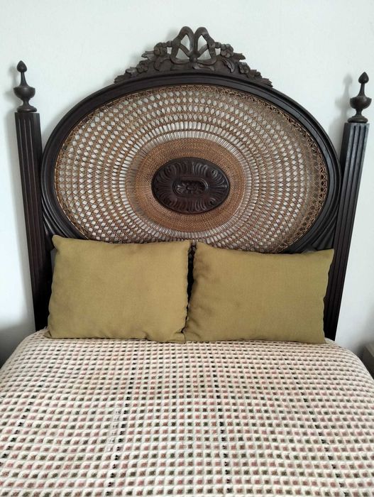 Cama de solteiro em palhinha