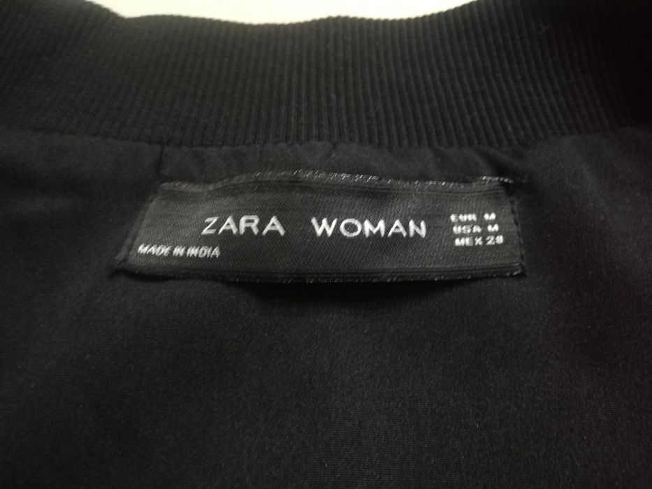 Casaco preto com pormenores da Zara
