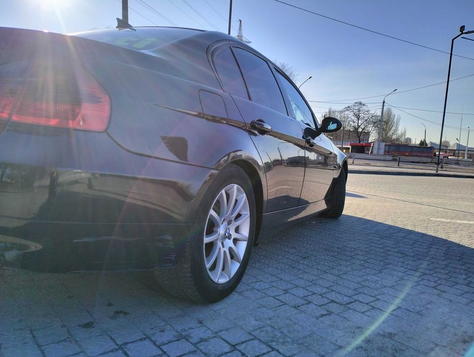 Бодрая BMW e90, два литра