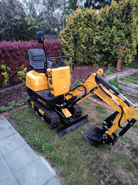 Czyszczenie sprzątanie stajni, budynków gospodarczych. Nano koparka