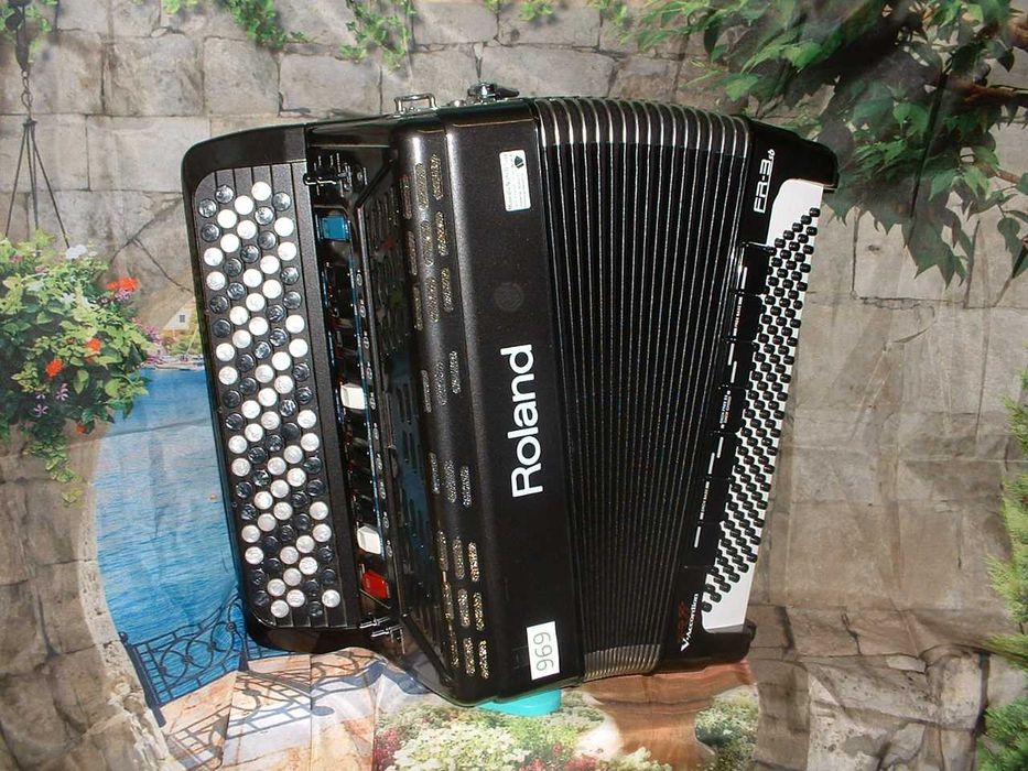 Acordeão  Roland Avenda G, .969