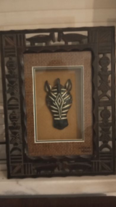 Quadro antigo em madeira nobre trabalhada com escultura de zebra