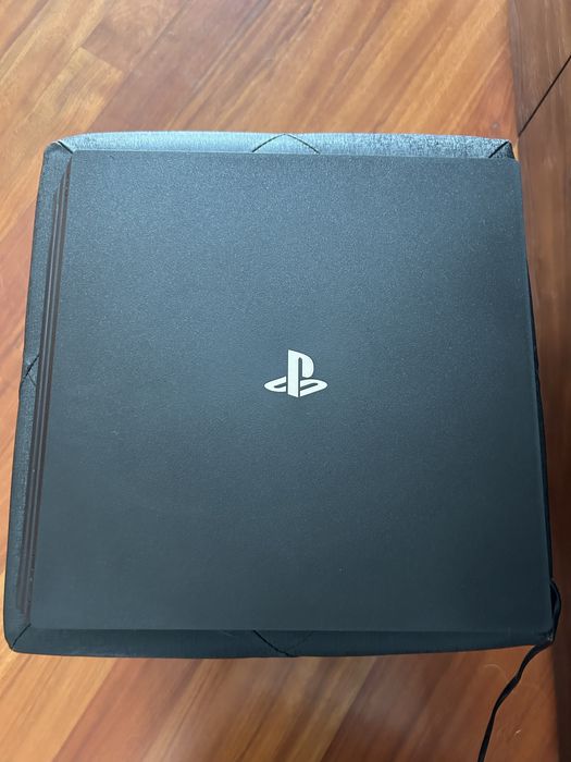 Ps4 Pro + comando preto (muito pouco usada)