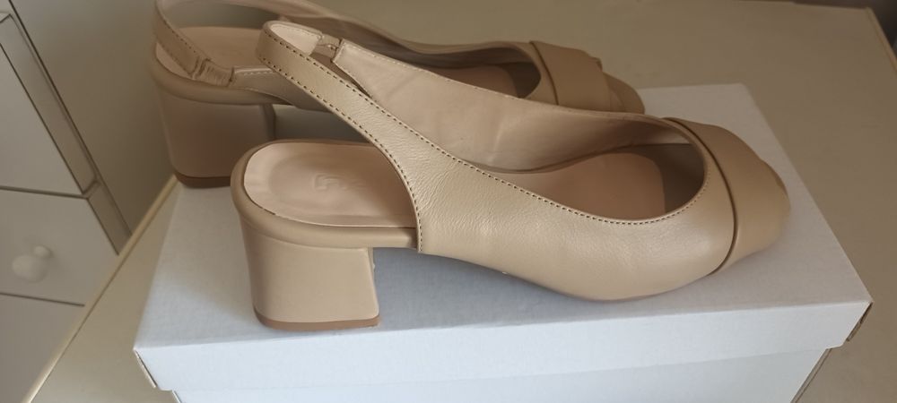Sapatos bege Haity como novos