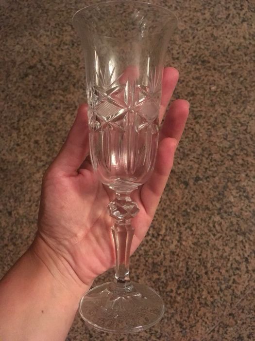 Cristaleira com 48 copos + garrafa de cristal