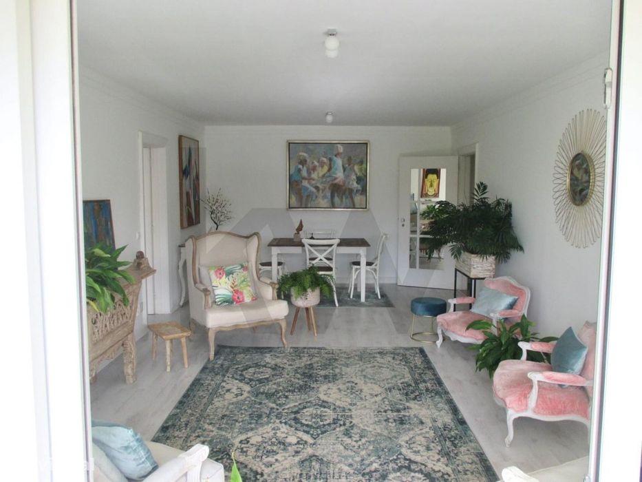 Apartamento T2 com Garagem e arrecadação | Alto das Flores