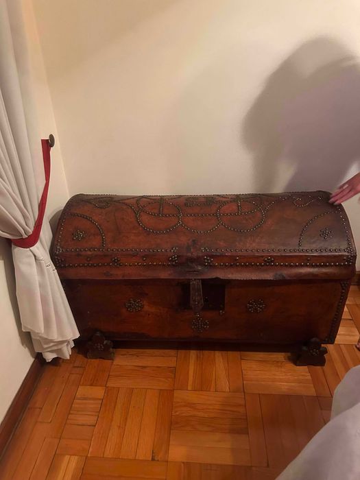 4 Arcas/ Baú de Enxoval Antigo em Couro e Pregaria – Estilo Conventual impecaveis
