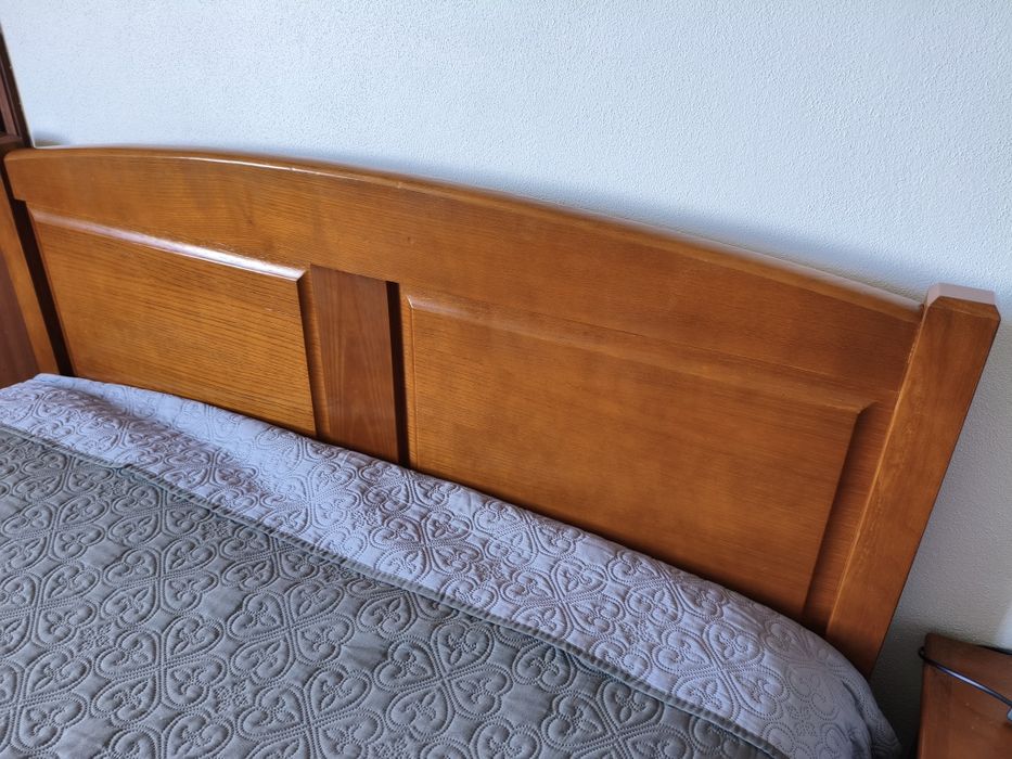Cama com estrado aglomerado + 2 mesas cabeceira