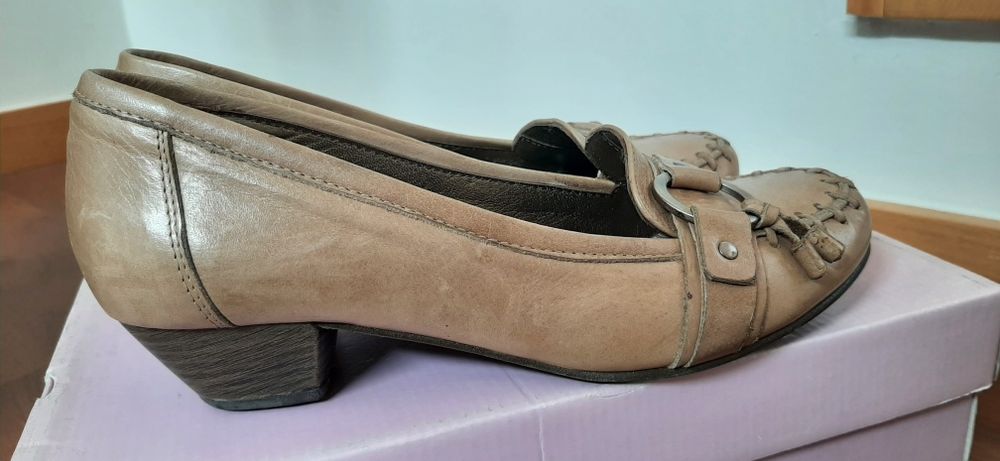 Sapatos beje em pele  Entrepés, tam.36