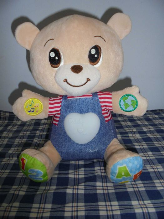 Boneco peluche para criança fala e dá luz com cores