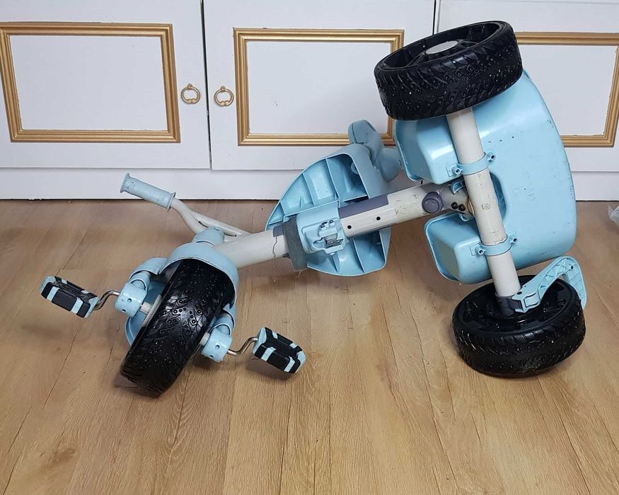 Niebieski rowerek trójkołowy z bagażnikiem dla dzieci Little Tikes
