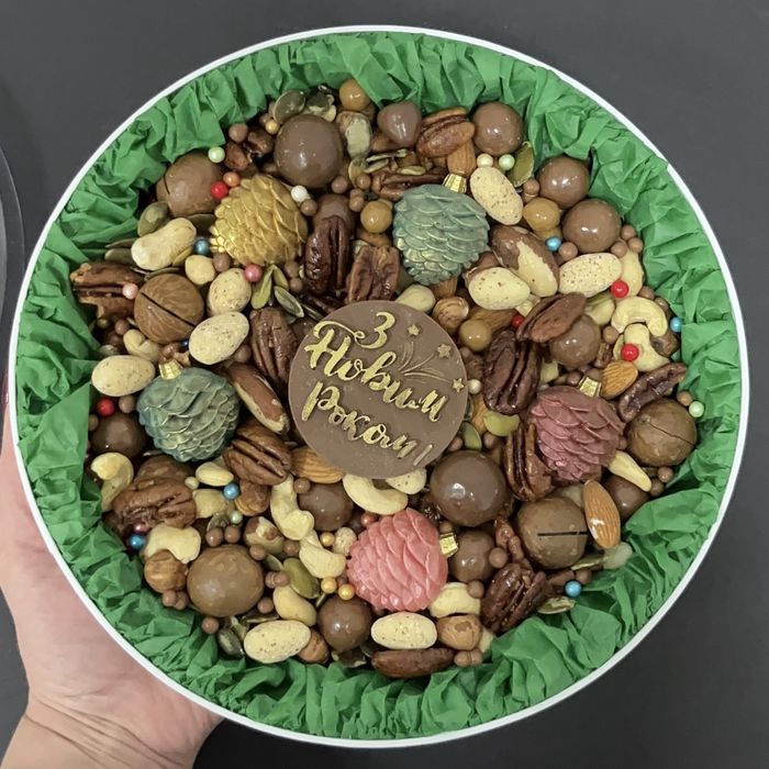 Новорічні подарункові набори з шоколадом та горішками