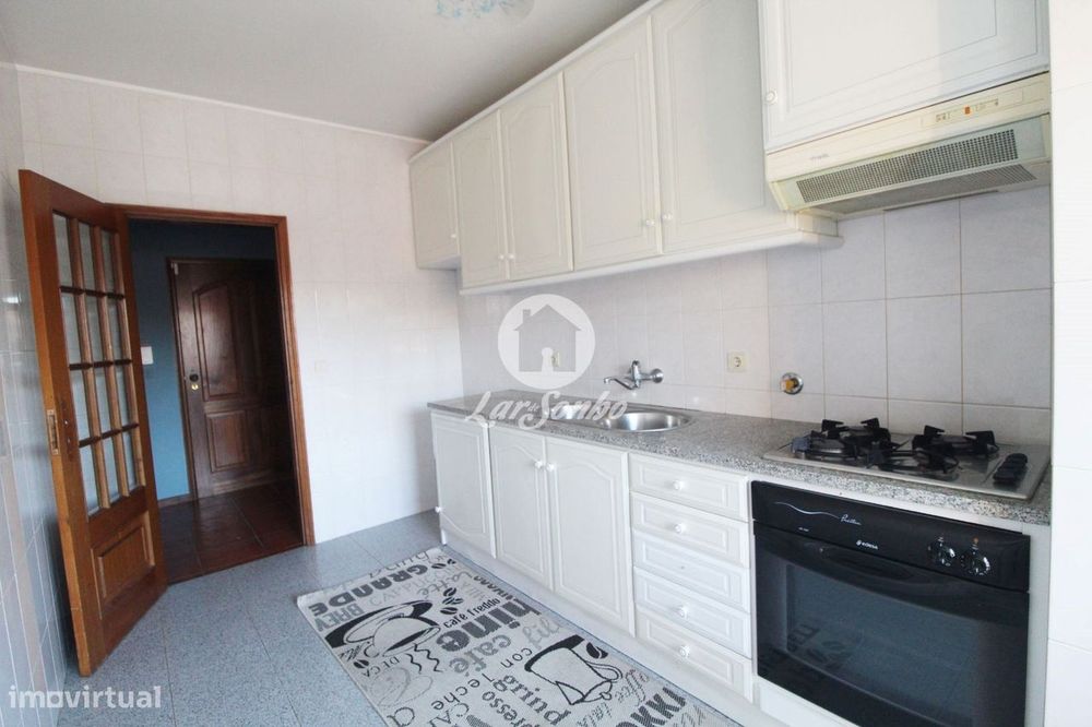 Apartamento T2, situado em Arcozelo, a 4km da Praia