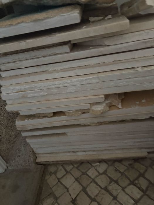 Grátis! Pedra natural – mármore bege, típico de Crema Marfil.