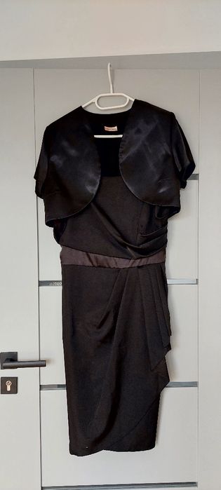 Czarna sukienka z bolerkiem.