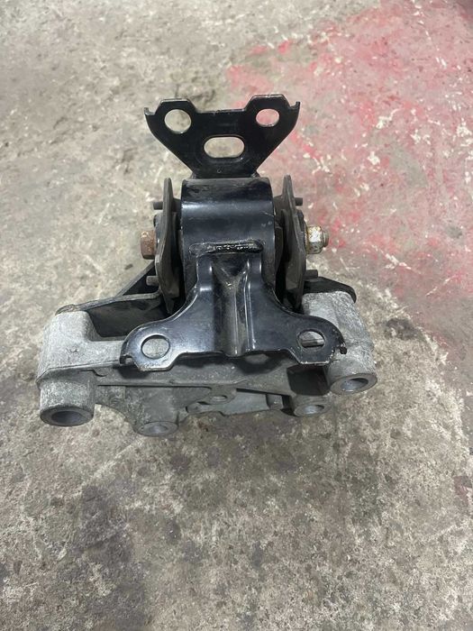 Подушка двигателя Dodge Caliber Jeep Compass, Patriot 5105667AF