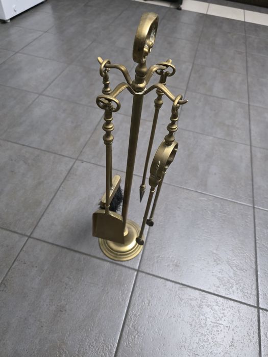 mosiężny zestaw akcesoriów kominkowych.