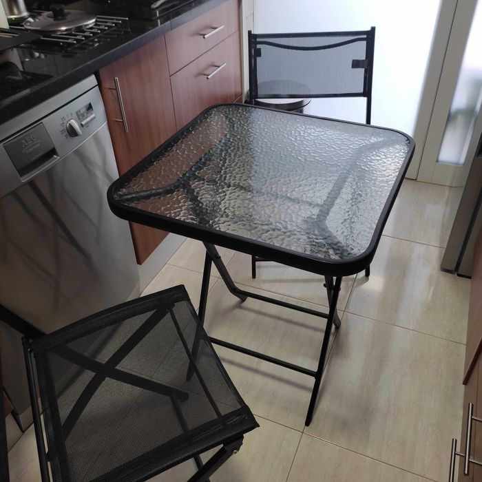 Mesa muito robusta, de fechar, com 2 cadeiras