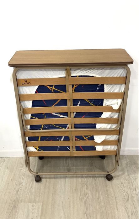 Cama dobrável de solteiro.