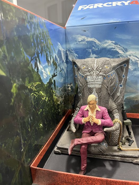 Edição de colecionador Far Cry 4 Kyrat Edition, com a estátua.