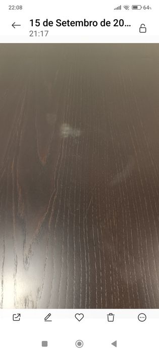 Mesa de jantar em madeira.