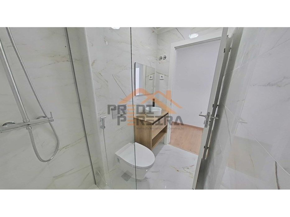 Apartamento T3 totalmente remodelado - Santo António dos Cavaleiros...
